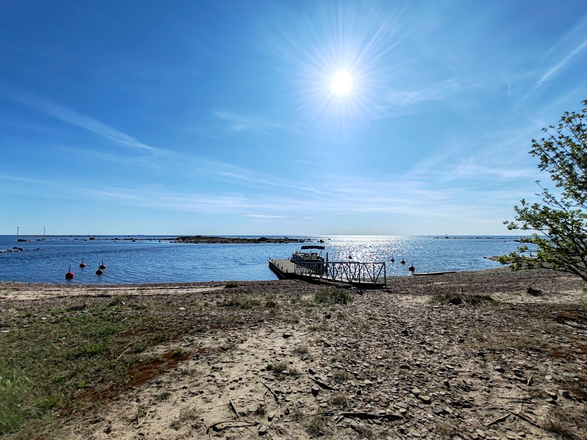 Selkämeren rantamaisema ja VV-Outdoorsin laituri aurinkoisena päivänä
