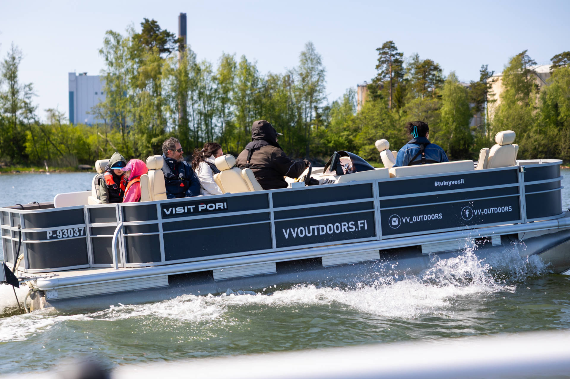 VV-Outdoorsin pontoon-vene matkalla aurinkoisena päivänä