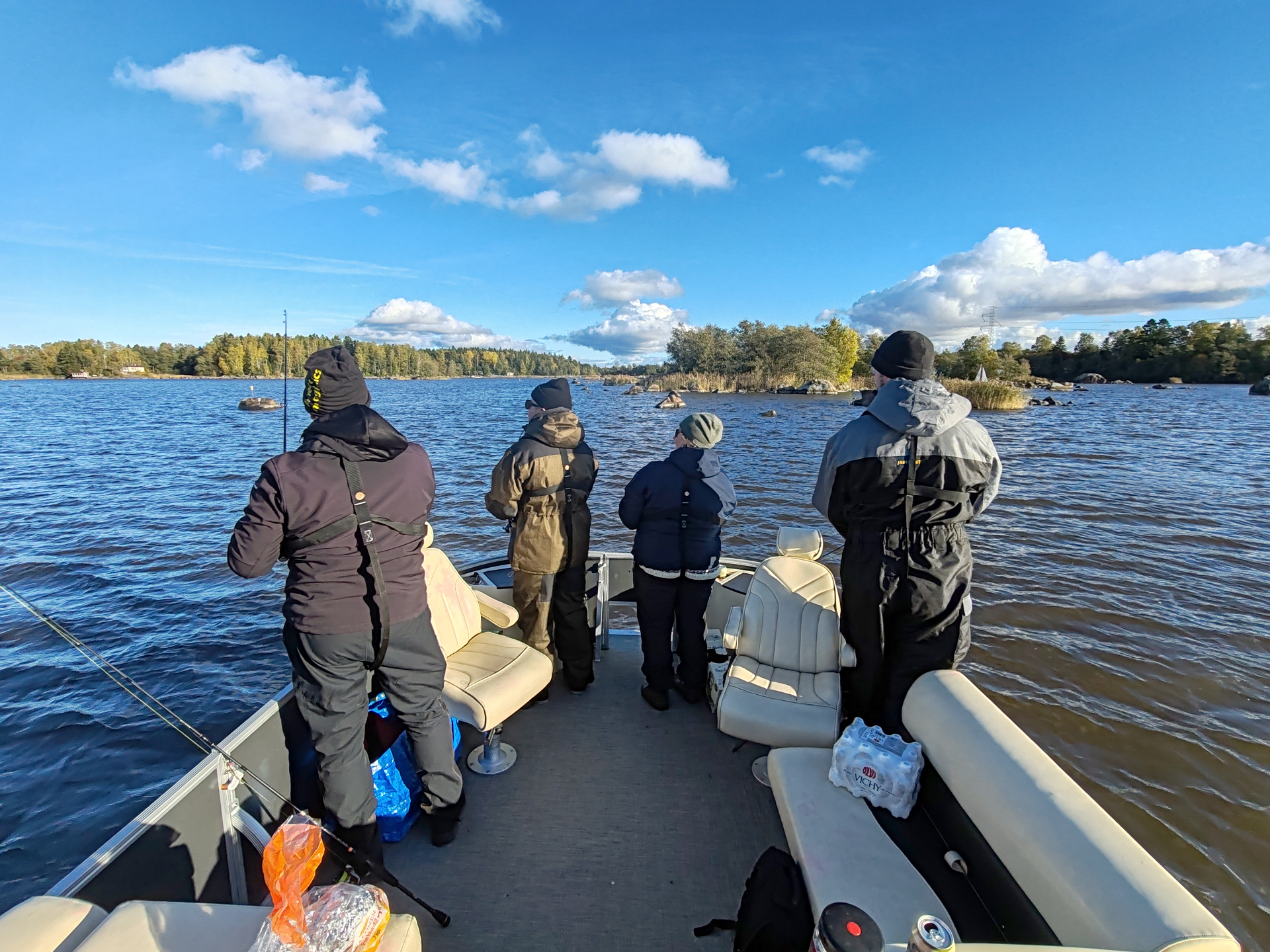 Ryhmä kalastamassa Trapper Pontoon -veneellä saaristossa