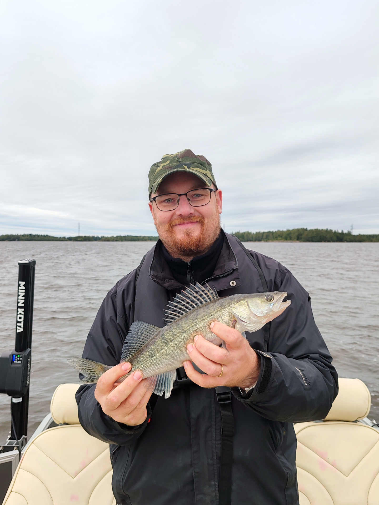 Kalastaja hymyilee kuhasaaliin kanssa Selkämerellä