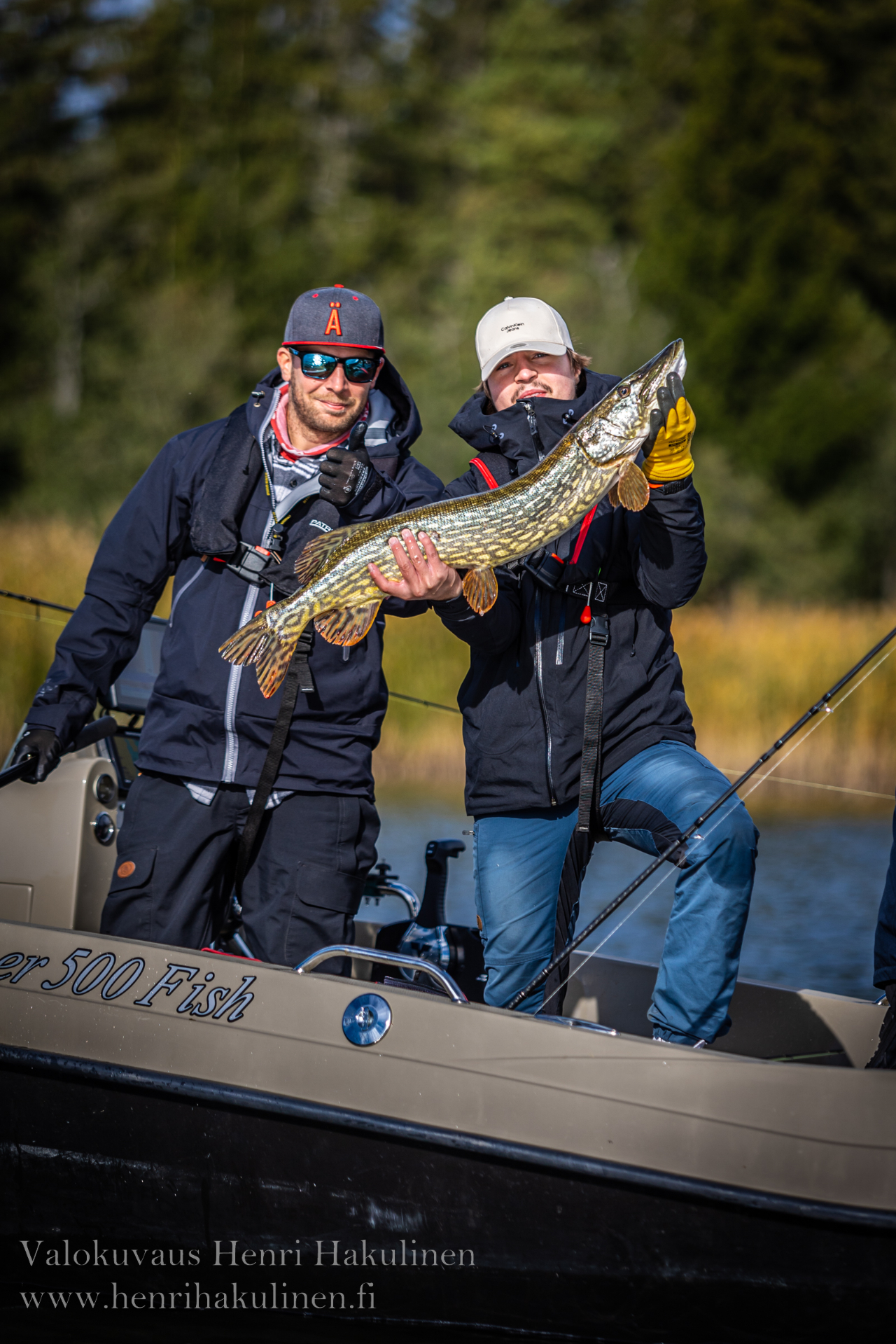 Opas esittelee komean hauen Bassoner 500 Fish -veneellä