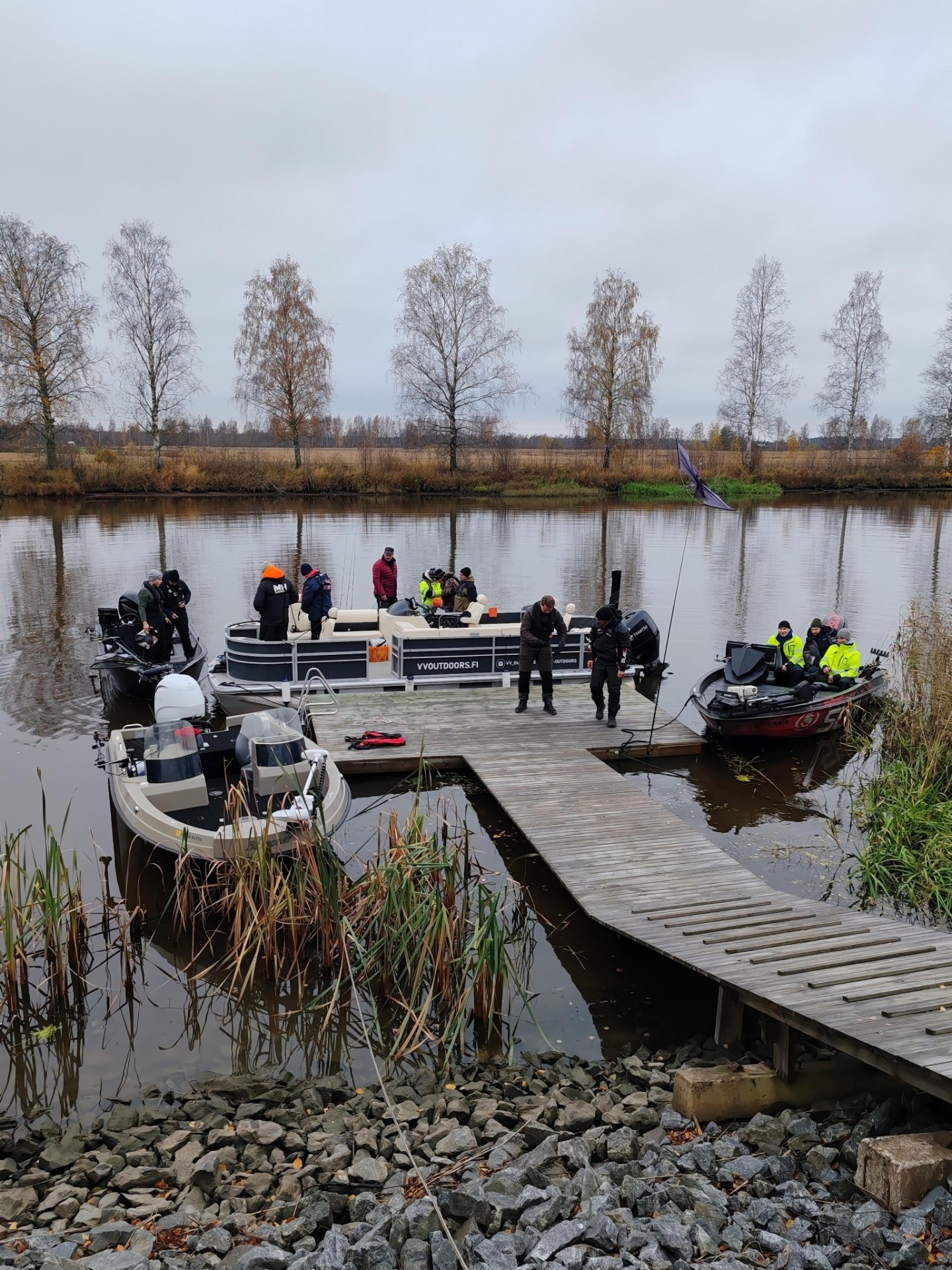 VV-Outdoorsin venekalusto laiturissa syyssäässä